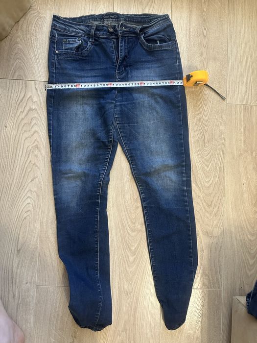 Безкоштовно речі для дівчини. Розмір штанів 29. Світер М-Л