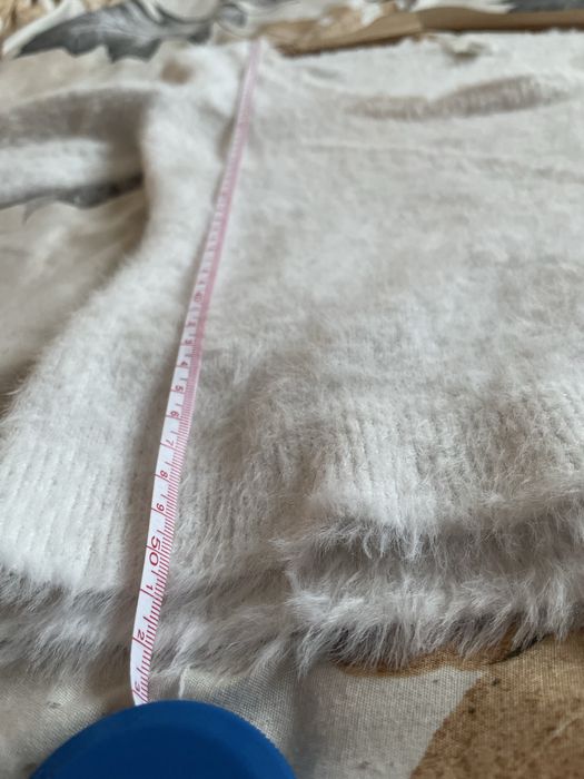 Śmietankowy kremowy futrzasty włochaty sweterek z głębszym dekoltem