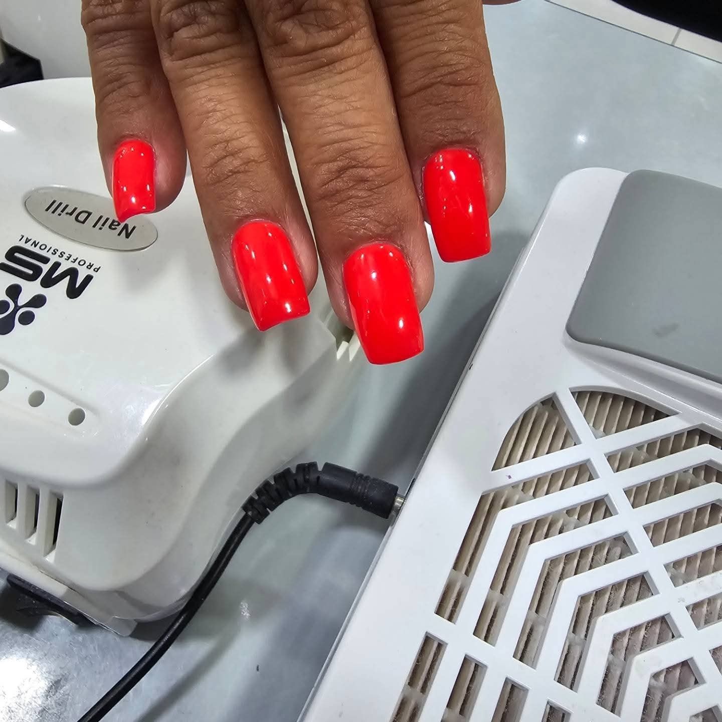 Faço unhas de gel e estética