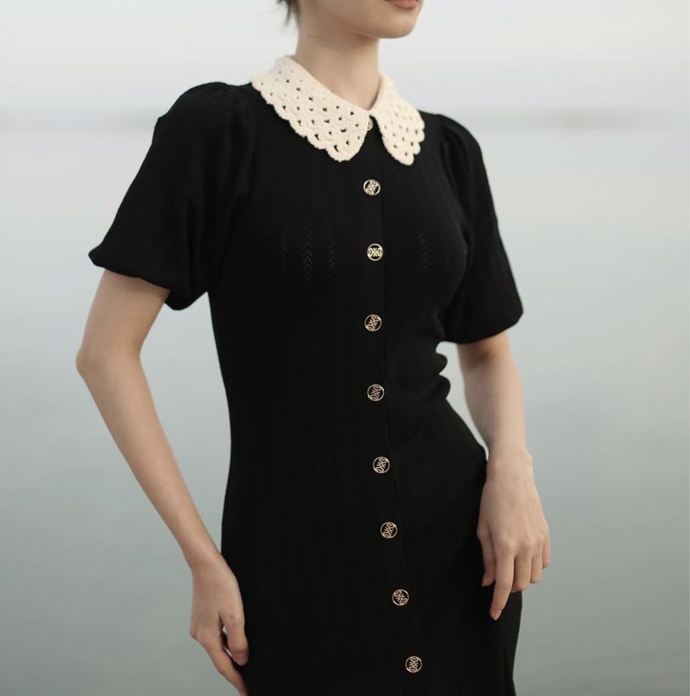 Платье в стиле Sandro черное с вязаным воротником