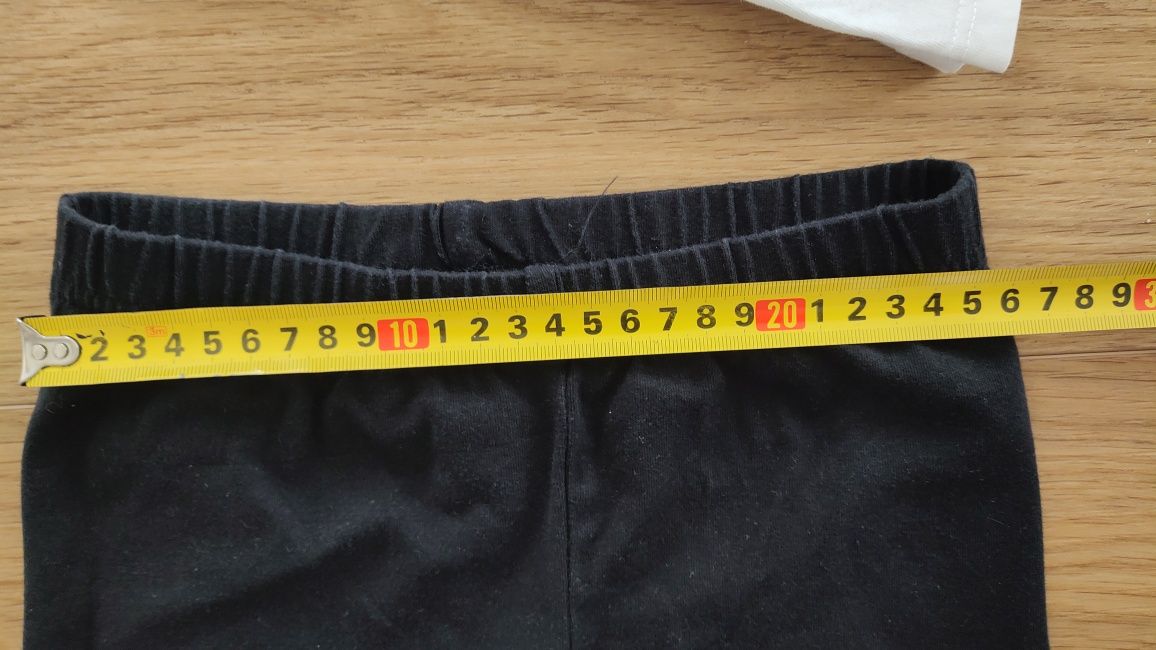 Strój na wf, białe koszulki t-shirt i czarne spodenki, wzrost 122-128