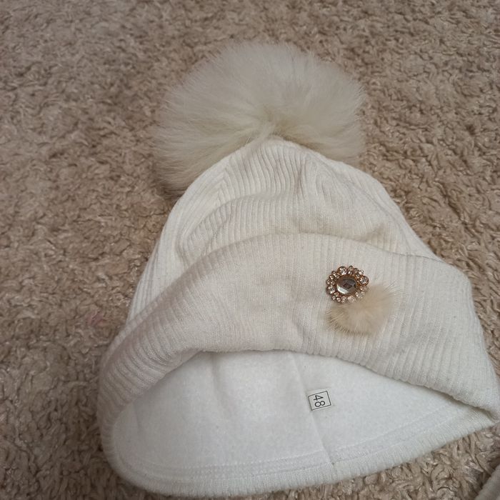 Зимова шапка з хомутом для дівчинки  біла
