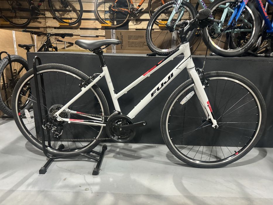 Super dameczka typu trekking/cross Fuji Absolut kola 28