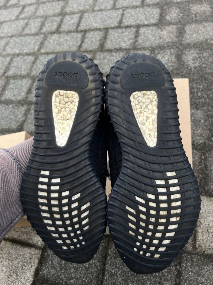 Adidas Yeezy Boost 350 V2 Core Black Red Stripe sneakersy czarne 44