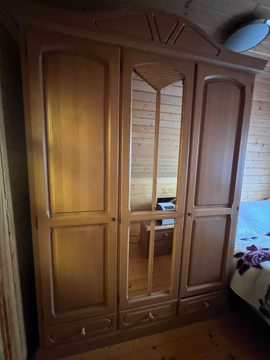 Szafa trzydrzwiowa z lustrem