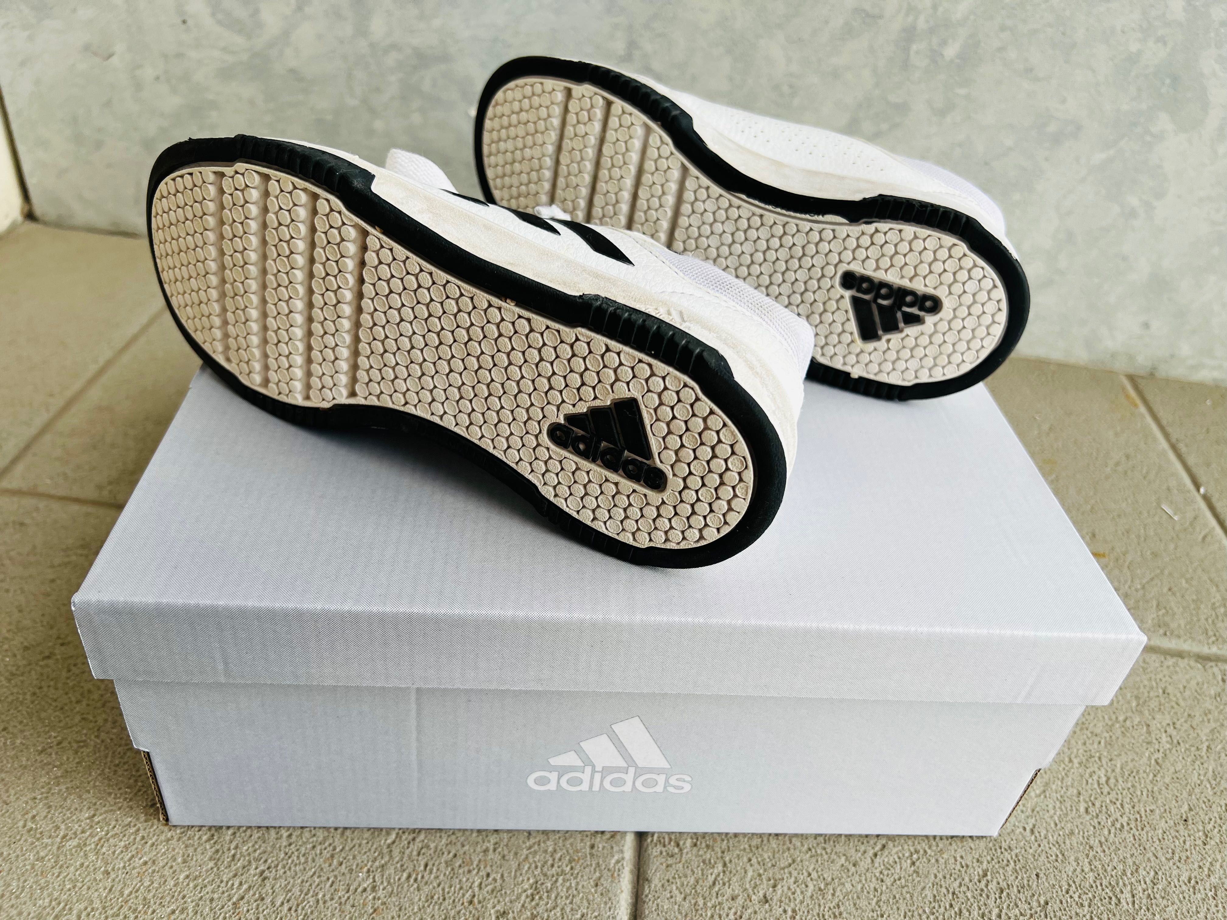 Sapatilhas Adidas (tam 32)