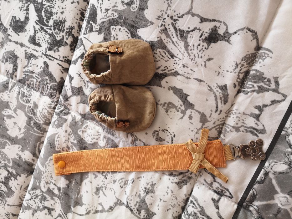 Sapatinhos + prendedor de chupetas