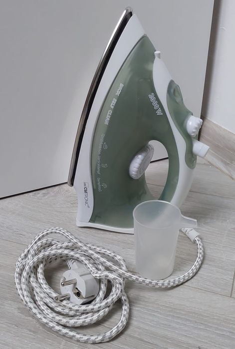 Żelazko Clatronic z pionowym wyrzutem pary 2000W