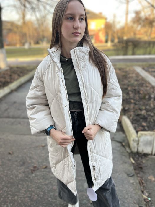 Демісезонна біла куртка із штучної шкіри