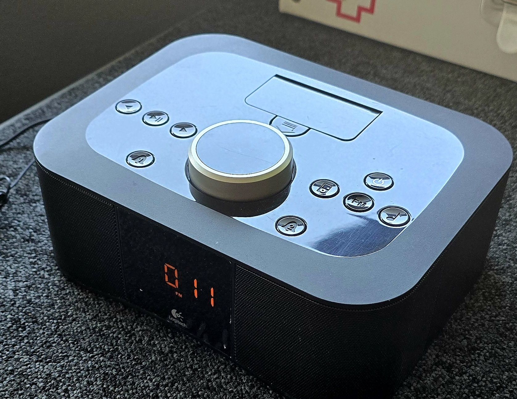 rádio-relógio com dock para iPod/iPhone