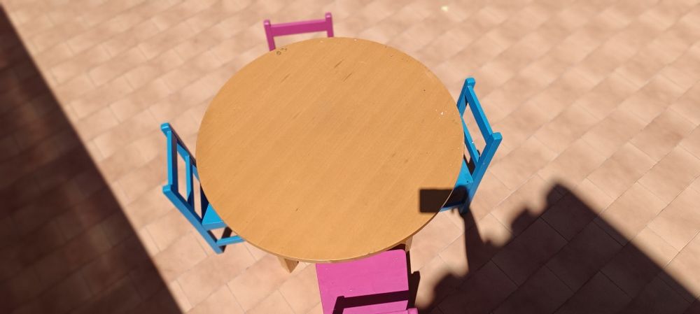 Mesa e cadeiras criança.