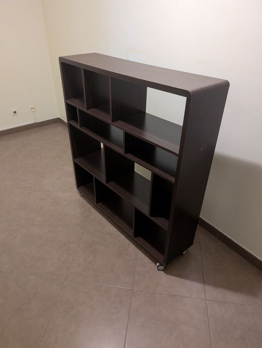 Estante com compartimentos