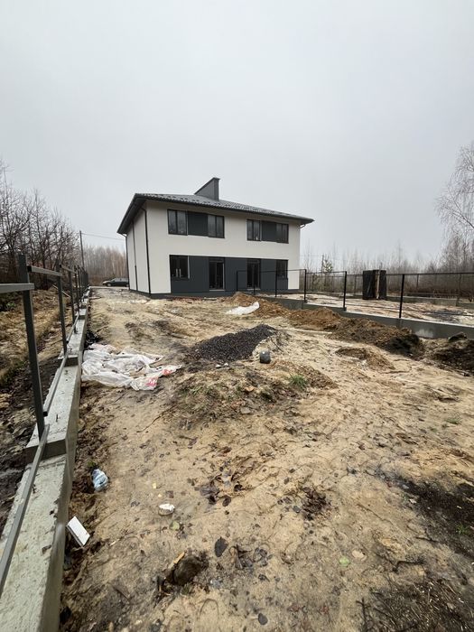 Дуплекс поруч з лісом та з великою ділянкою