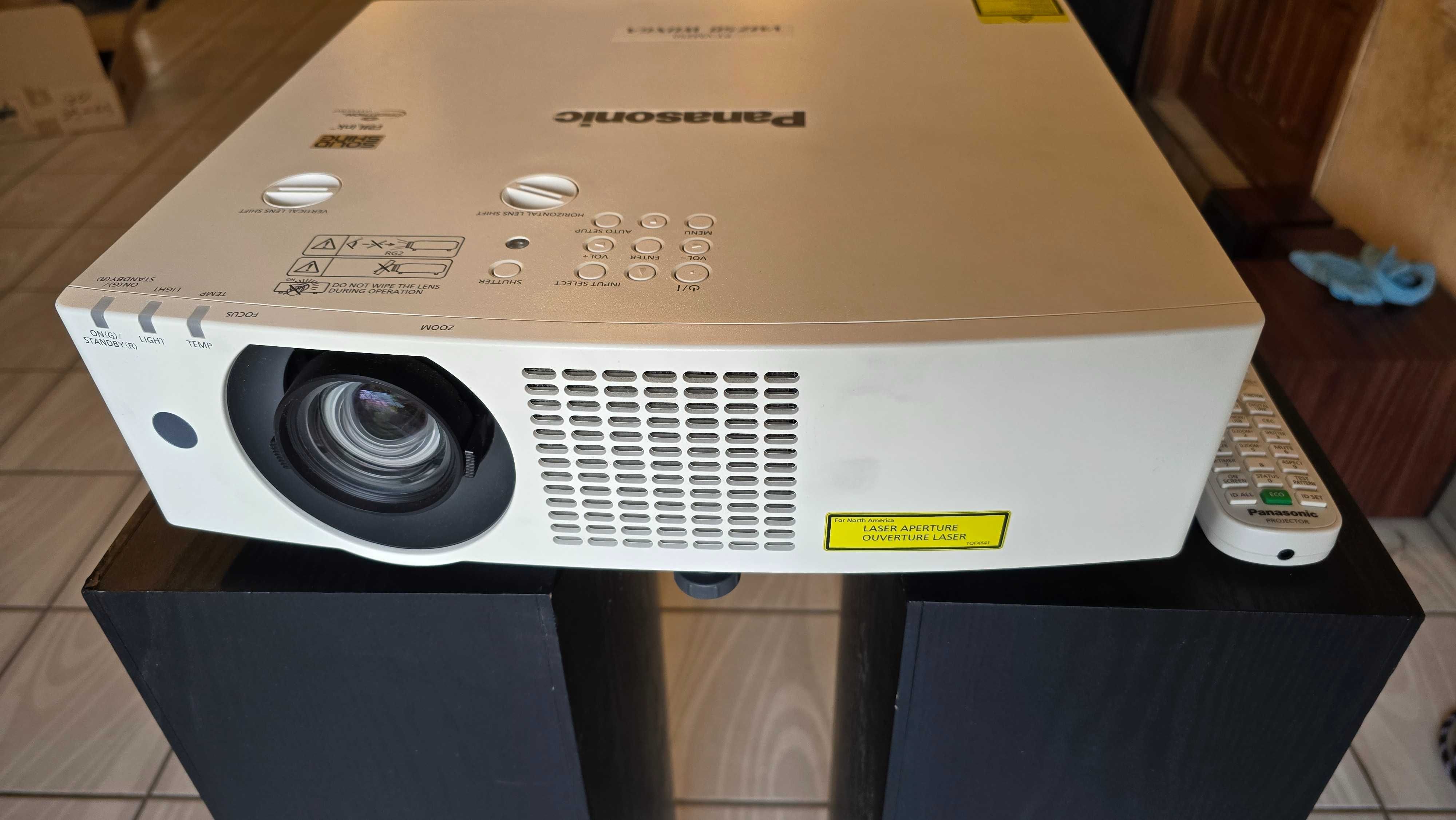 Projektor Panasonic PT-VMZ50 biały 7000 ANSI LASEROWY przebieg 1042H