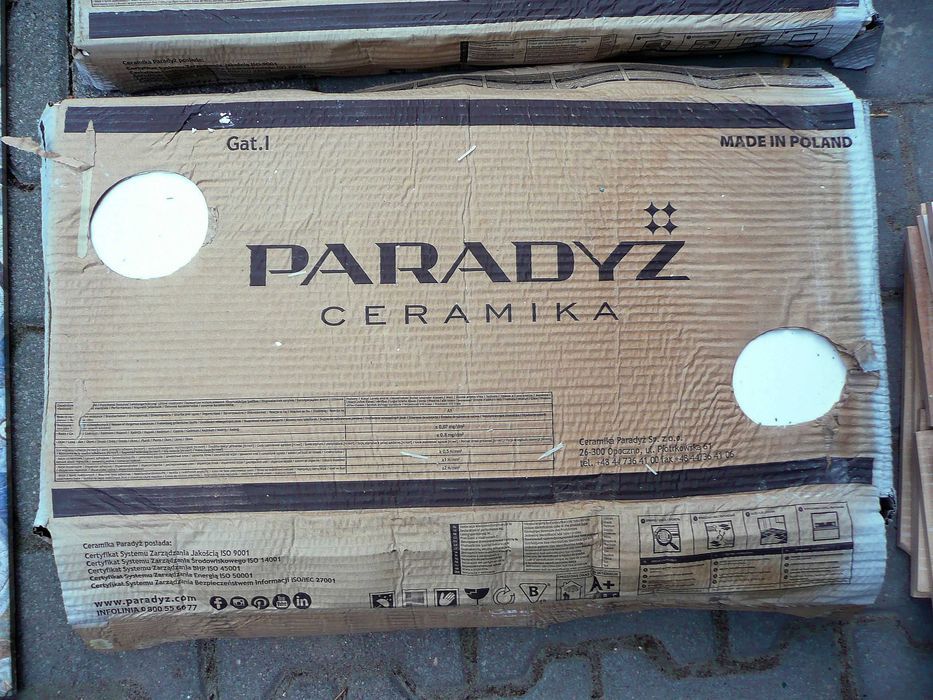 białe płytki paradyż plus duże ze wzorem, po remoncie