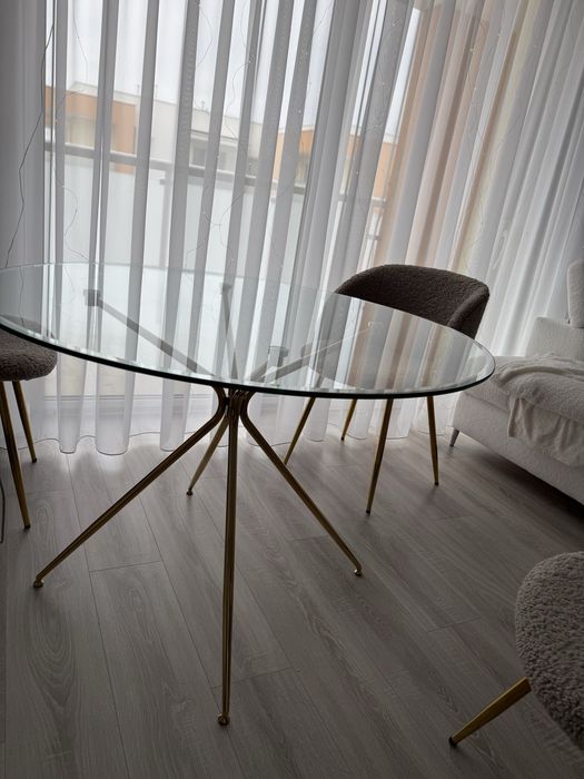 elegancki stół ze szklanym blatem + 4 krzesła (do drobnej naprawy)