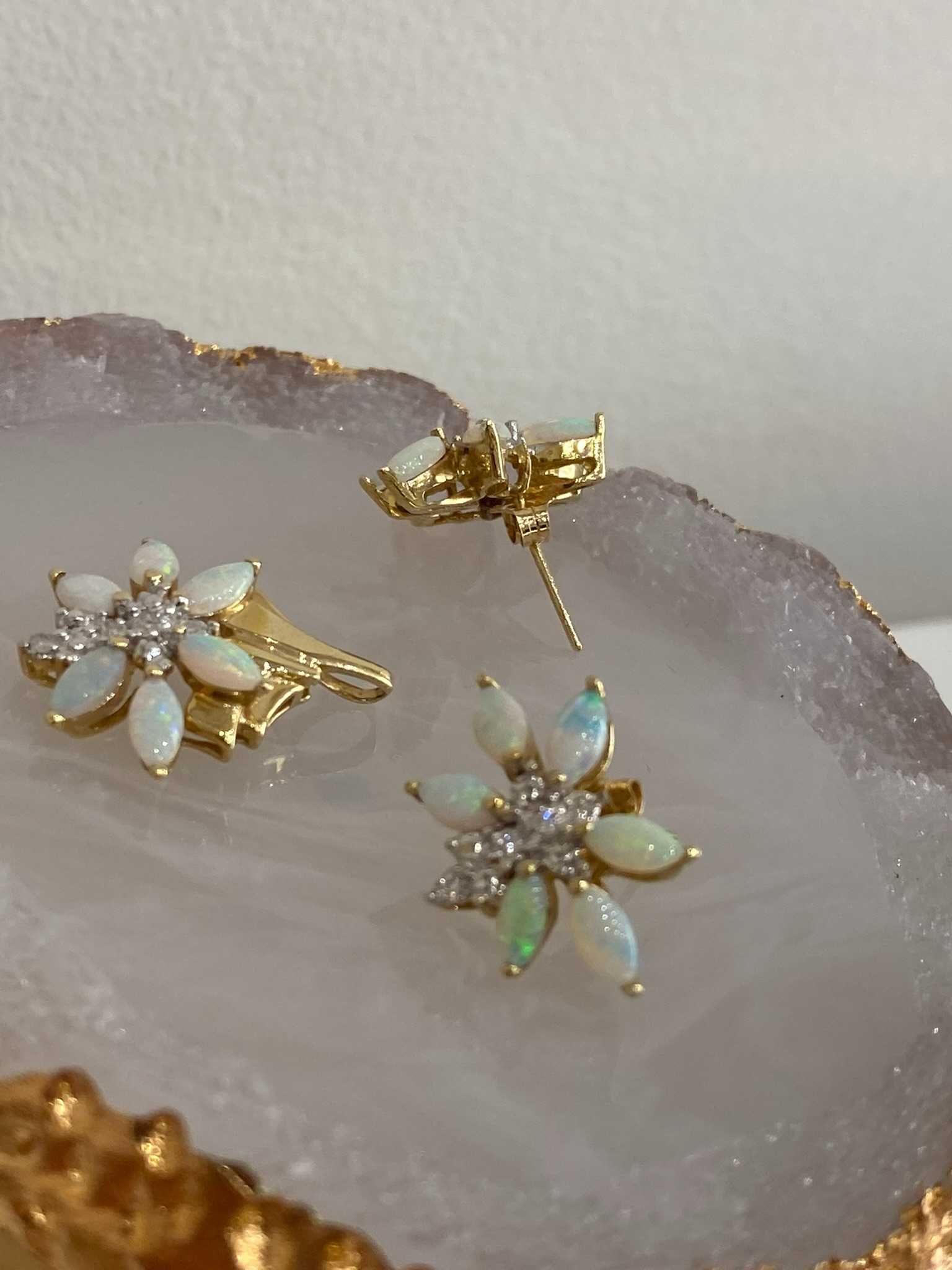 Komplet biżuterii kolczyki i wisiorek z opalami i diamentami