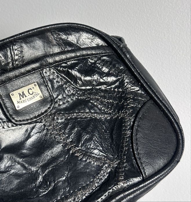 Mała torebka na ramię z paskiem marka Marc Chantal