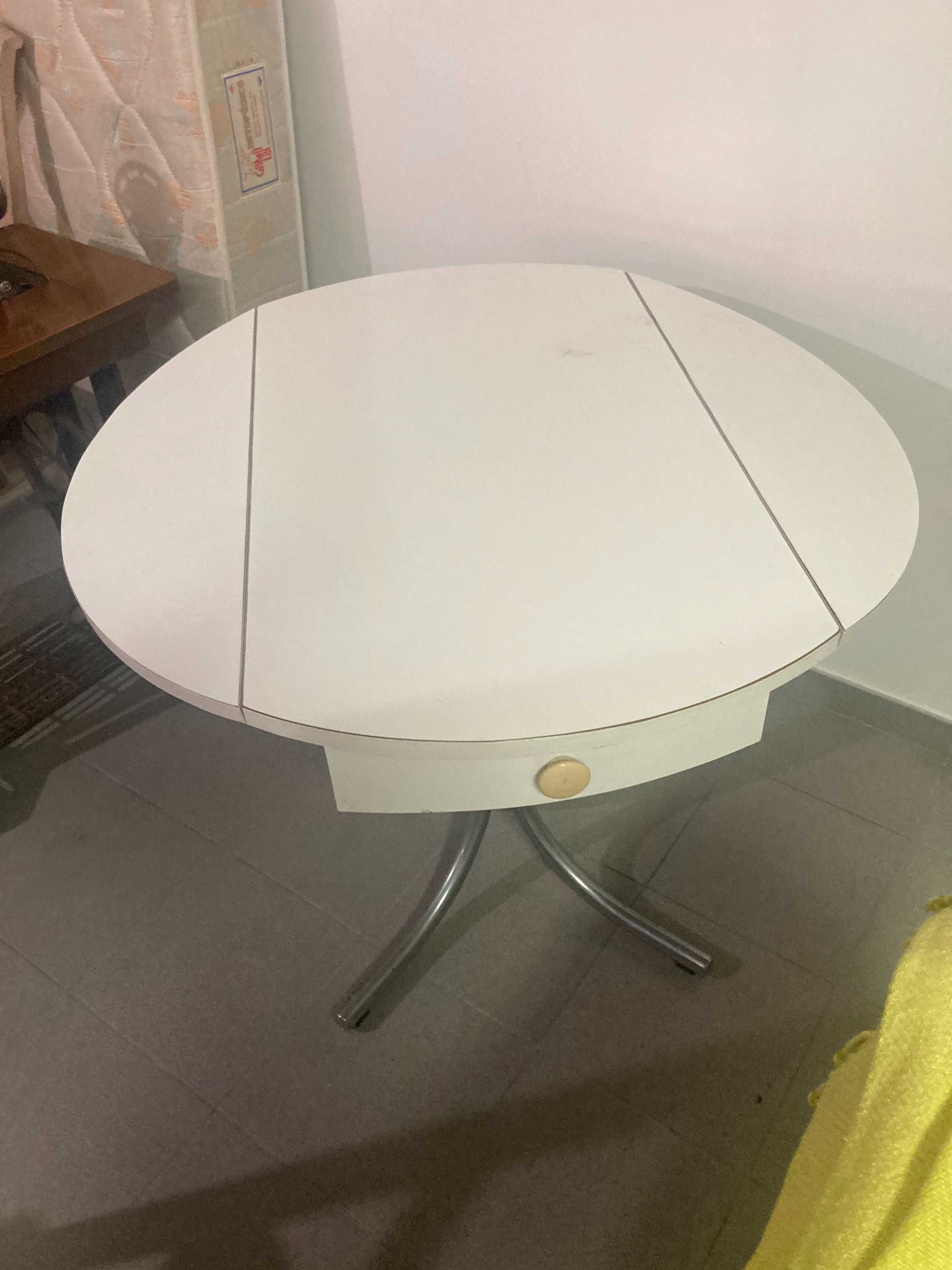 Mesa de cozinha branca