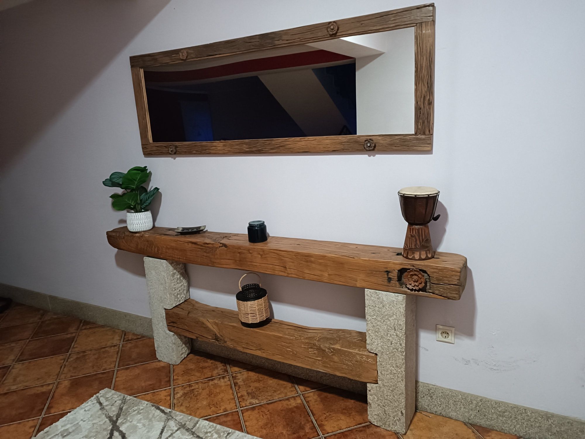 Aparador de madeira e pedra rústico