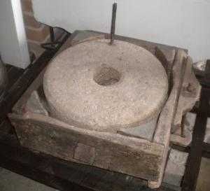 верстат ткацький.і жорна