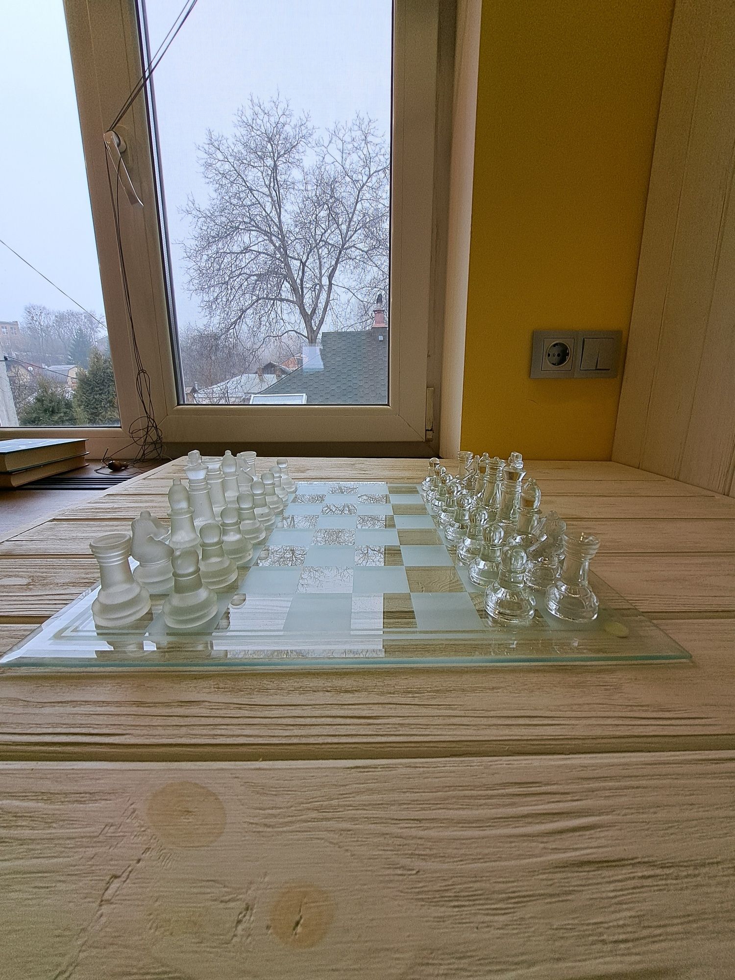 Скляні шахмати.  .