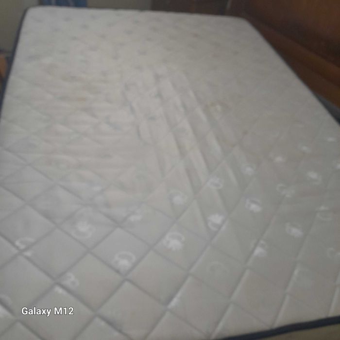 Mobília de quarto de casal com tampos em mármore