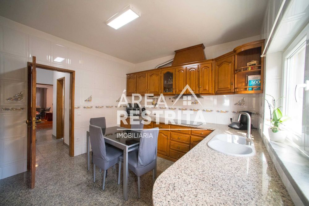 Quinta do Conde - Moradia Geminada T2+1 c/ Garagem em Excelente Estado