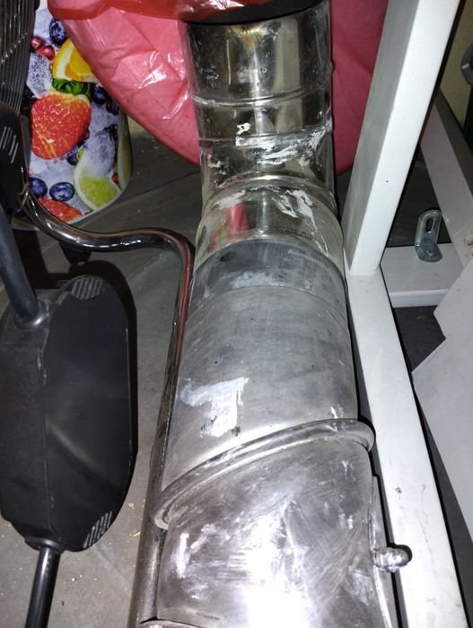 Czarna rura z kolanem do pieca