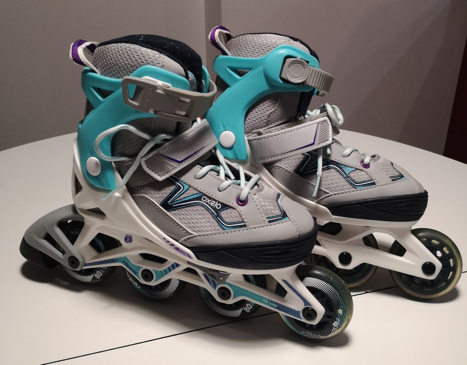Conjunto de patins em linha, capacete e set de protetores