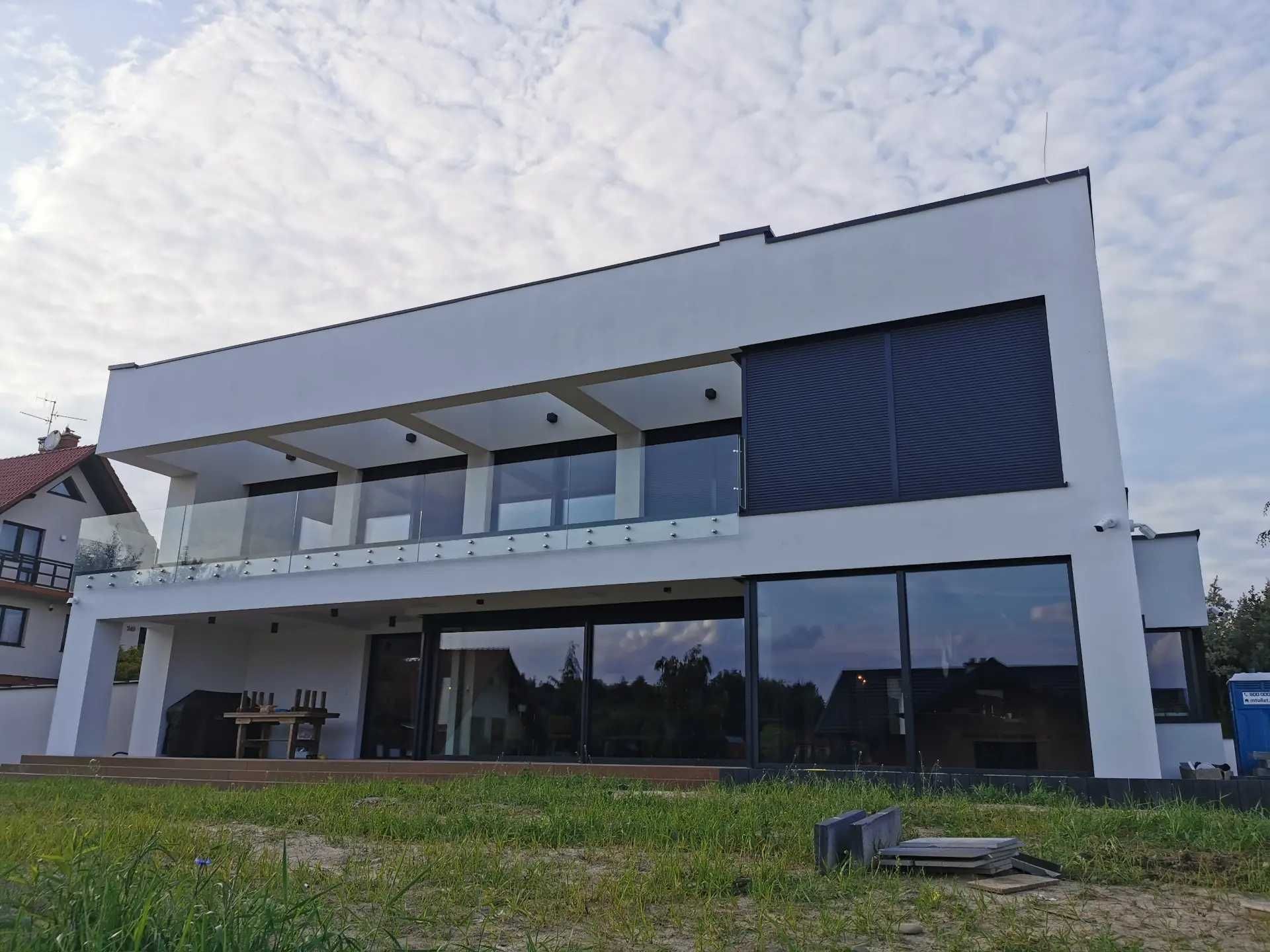 Szklane balustrady w systemie bezsłupkowym/ nowoczesne