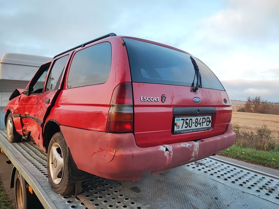 Форд ескорт 1.4бензин після дтп