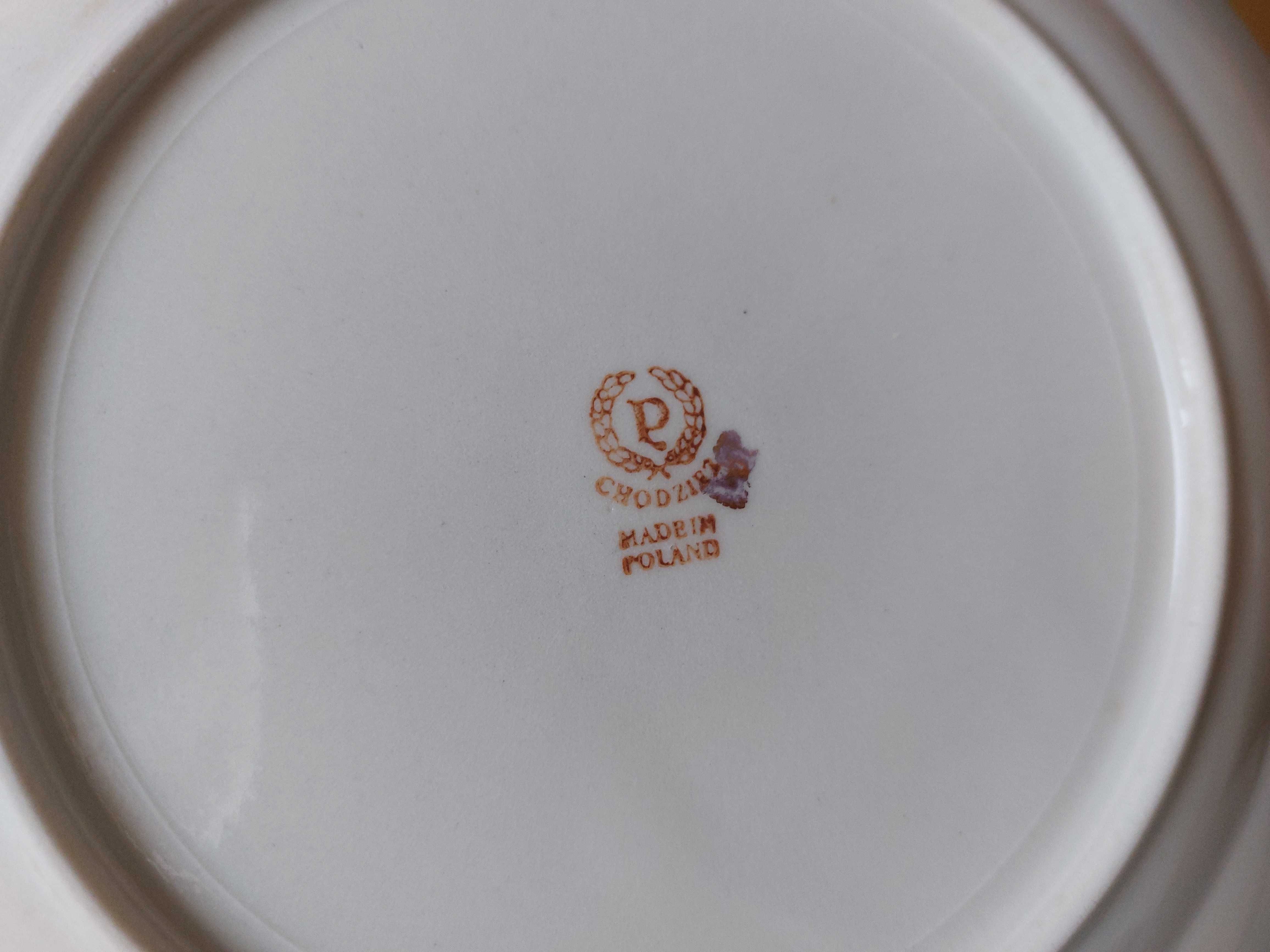 11 talerzyków beżowych ze złotym brzegiem, porcelana Chodzież