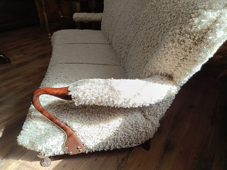 Антикварный диван. Охотничий стиль.