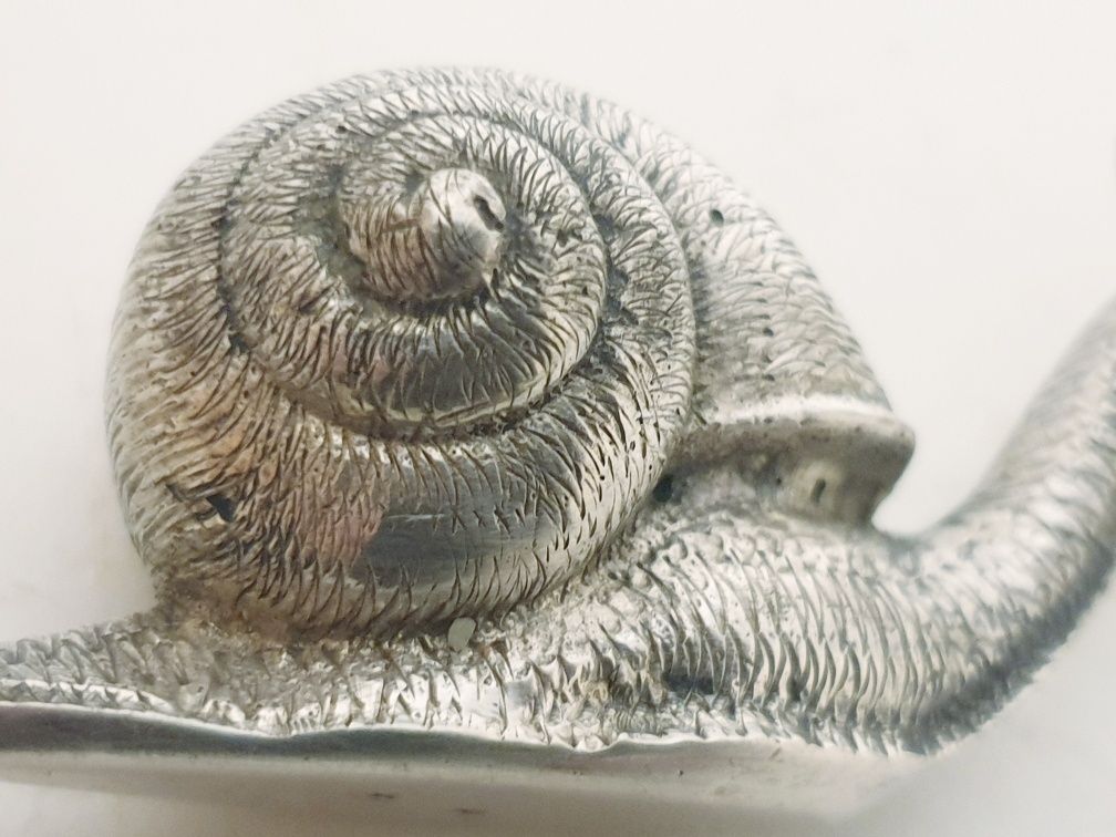 Fantástica detalhada antiga escultura de um caracol -prata contrastad