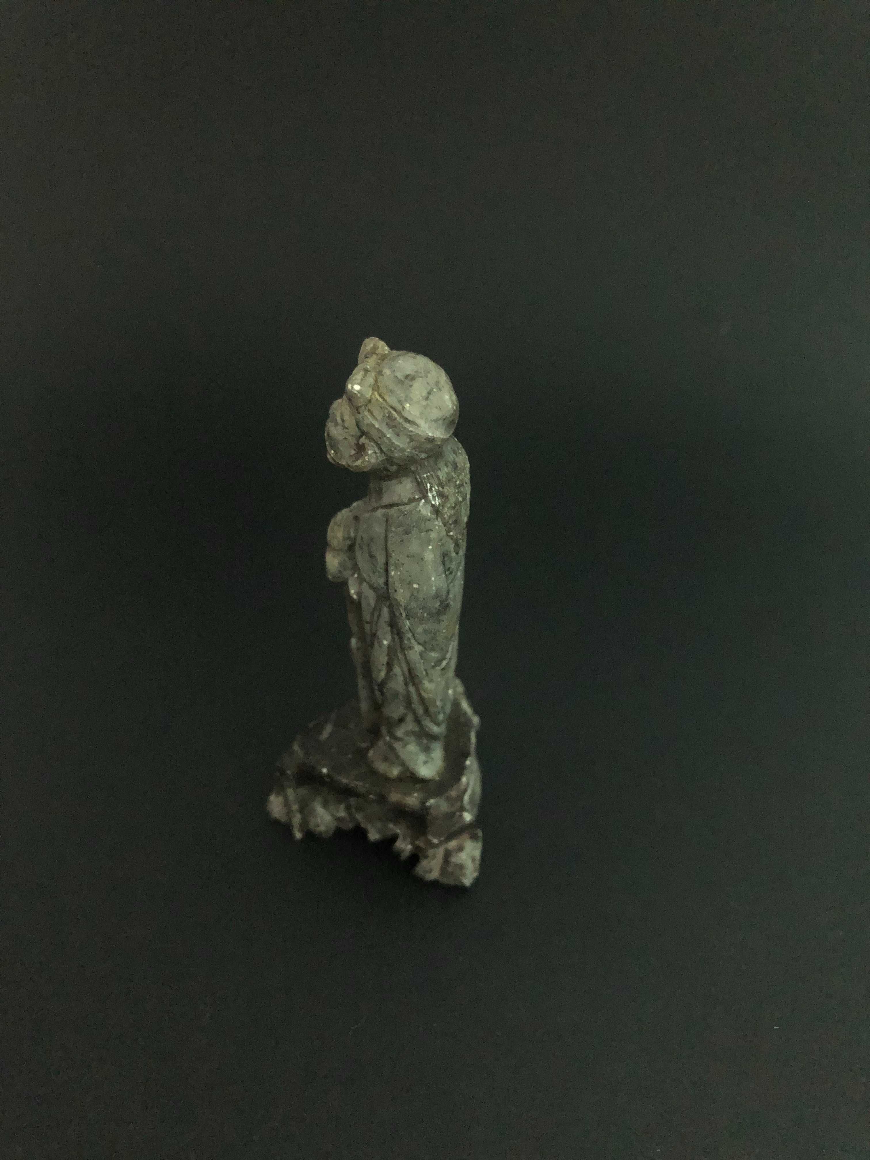Pequena escultura em pedra sabão representando sábio Chinês