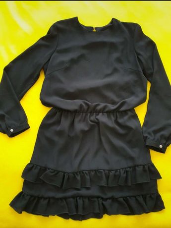 Czarna sukienka z falbanami