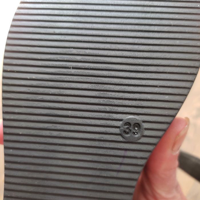 Сандалі, босоніжки