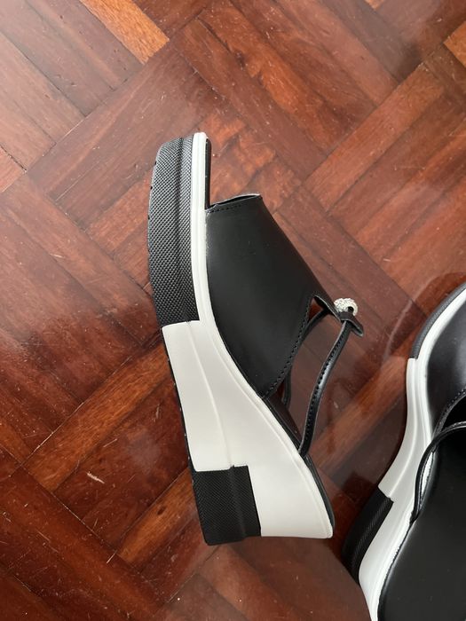 Sandalias novas em preto e branco