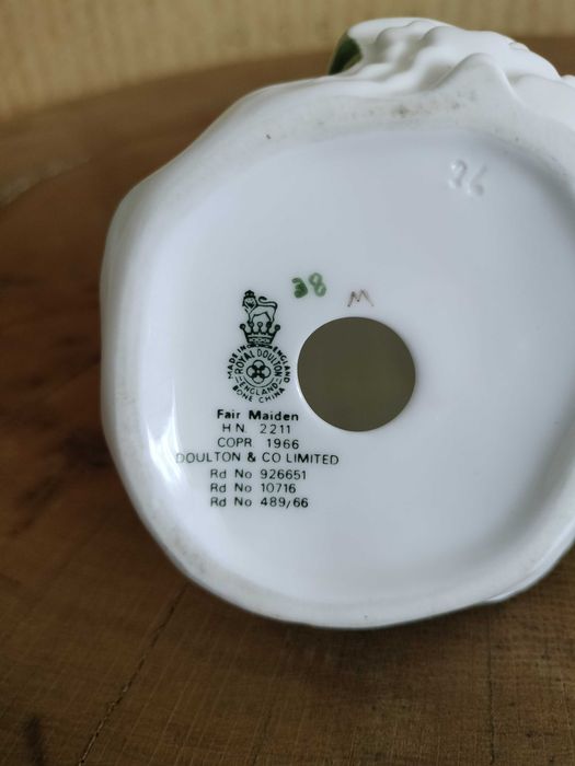 stara porcelanowa figurka Royal Doulton Fair Maiden
