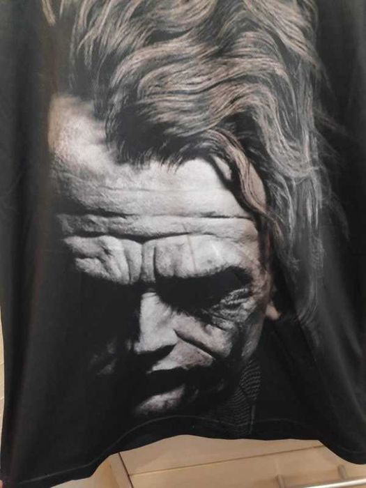 Koszuka z podobizną jokera. Rozm. M.