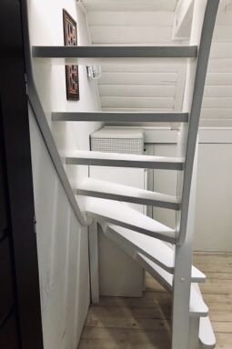 Schody drewniane białe skręcone wysokie