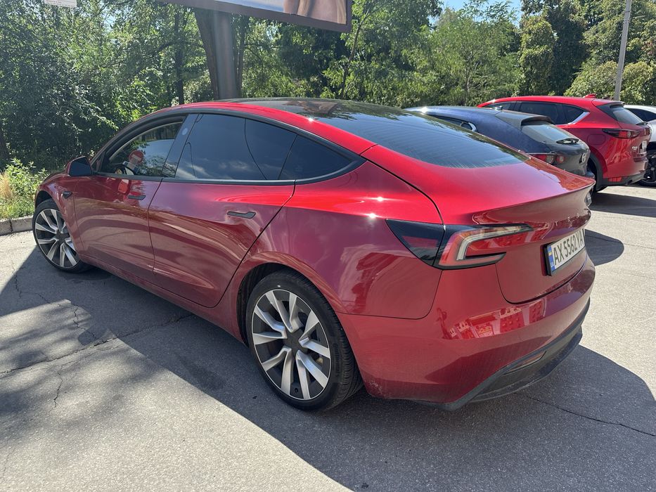 Оренда атомобіля tesla Model 3 Highland