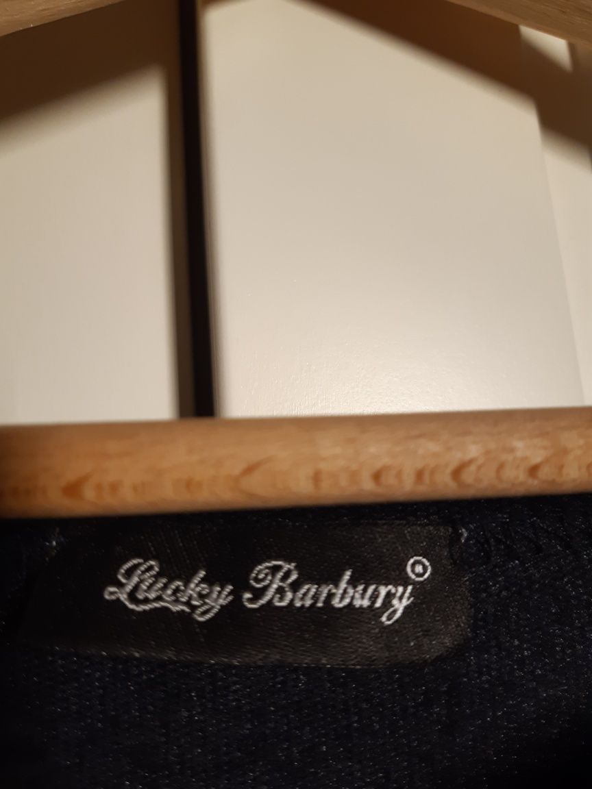 Ciemna sukienka, Lucky Barbury