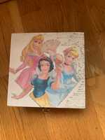 Caixa de madeira e princesa da Disney com acessórios