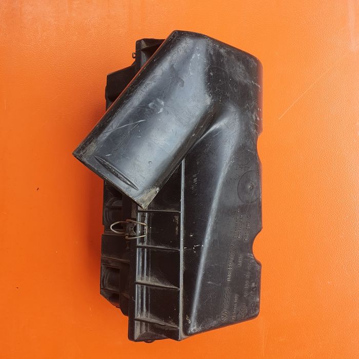 Корпус повітряного фільтра..068 129 606 М