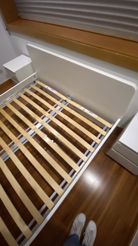 Cama, estrado, colchao e mesas de cabeceira IKEA aglomerado como novos