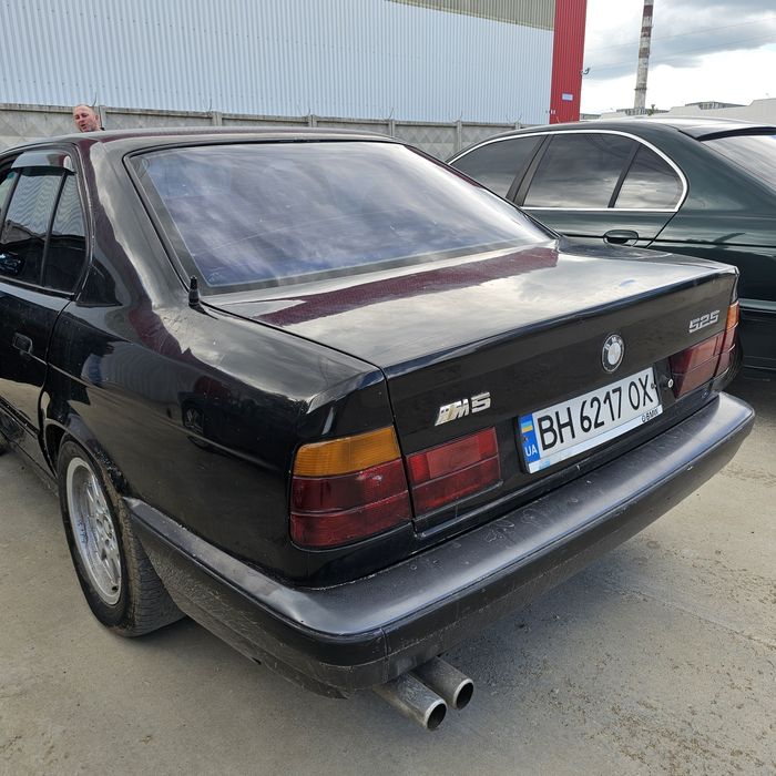 Автомобиль стоит внимание