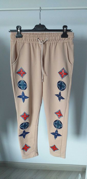 Spodnie dresowe w ciekawy kolorowy print