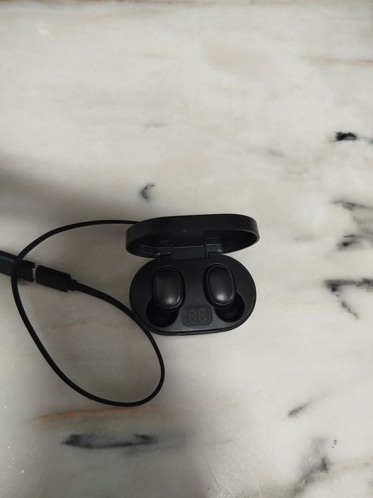 Airpods pretos, novos e a funcionar na perfeição.